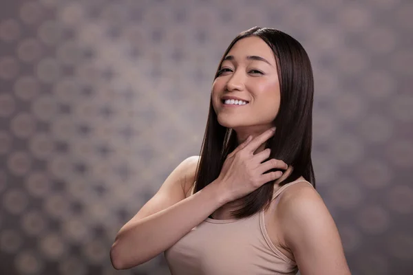 Asyalı Güzellik Mankeni Ele Tutuşuyor Sağlıklı Düz Saçlar Gülümsüyor Kameraya — Stok fotoğraf