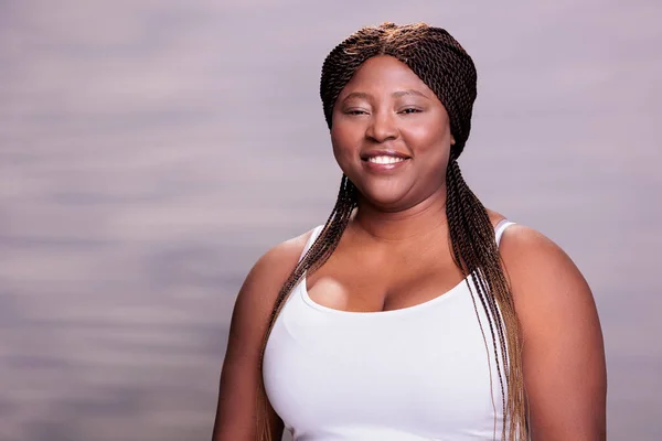 Smiling Natural Beautiful African American Body Positive Young Woman Portrait — Stock Photo, Image
