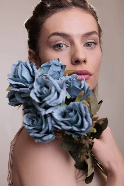 Hermosa Mujer Posando Con Rosas Azules Racimo Hombro Mirando Cámara —  Fotos de Stock