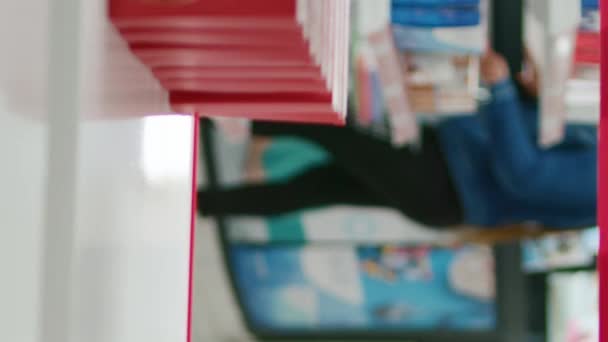 Vertical Video Woman Pharmacist Arranging Medicaments Shelves Helping Customers Find — Αρχείο Βίντεο