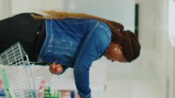 Вертикальне Відео Жінка Знімає Ліки Полиць Аптек Дивлячись Медичні Вироби — стокове відео