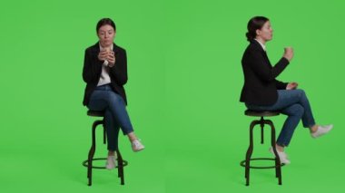 Ofiste çalışmadan önce bir fincan kahve içen kadın yönetici, takım elbise içinde sandalyede oturuyor. Şirket çalışanı, stüdyoda kafein içeceği içip yeşil ekranda poz veriyor..