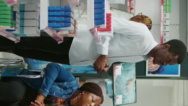 Vertical Video Social Worker Helping Wheelchair User Buy Medicine Pharmacy — Αρχείο Βίντεο