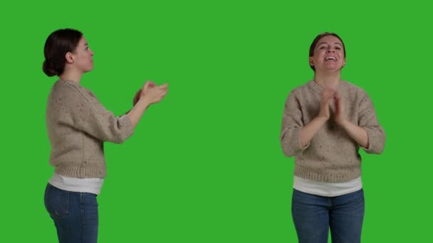 Beyaz Kadın Çırpıyor Stüdyoda Insanları Tebrik Ediyor Neşeli Mutlu Genç — Stok video