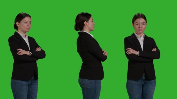 Stüdyoda Takım Elbiseli Şık Bir Kadın Yeşil Perde Arkasında Pozitif — Stok video