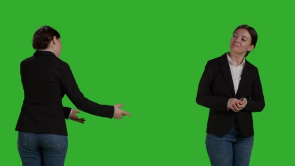 Eine Büroangestellte Zeigt Seitwärts Werbung Über Der Greenscreen Studiokulisse Zeigen — Stockvideo