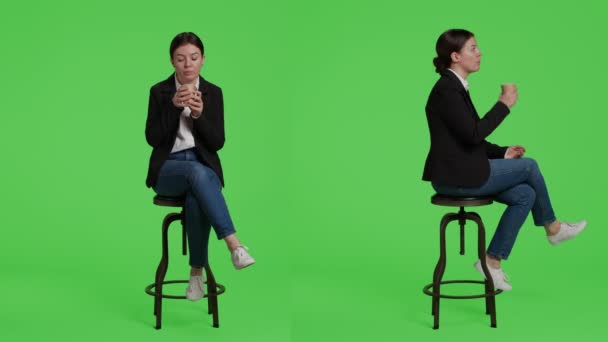 Mujer Gerente Bebiendo Taza Café Antes Trabajar Oficina Sentado Silla — Vídeo de stock