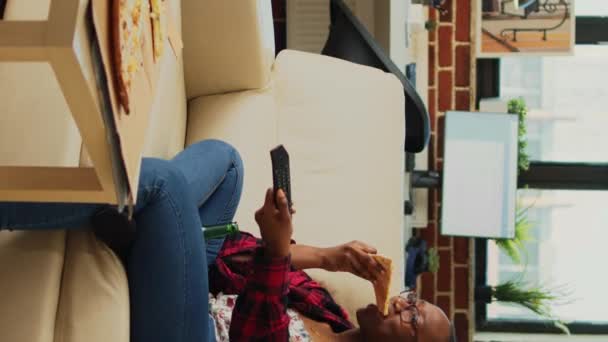 Κάθετο Βίντεο Αφρο Αμερικάνικο Κορίτσι Τρώει Φέτες Πίτσας Και Βλέπει — Αρχείο Βίντεο