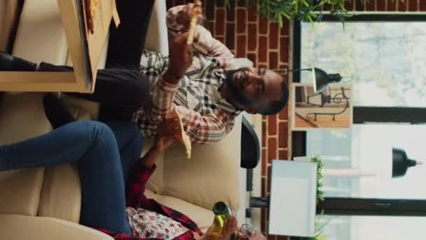 Vertikales Video Afroamerikaner Essen Pizza Vor Dem Fernseher Binge Watching — Stockvideo