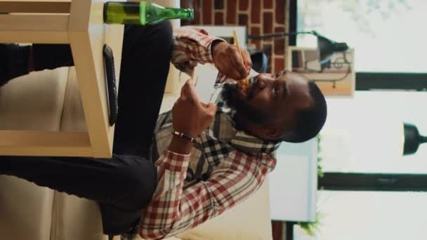 Vertikales Video Glücklich Entspannter Mann Der Hause Nudeln Isst Vor — Stockvideo