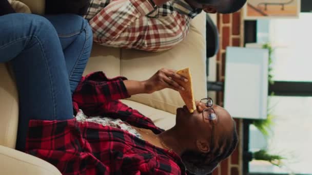Vídeo Vertical Namorado Namorada Comendo Pizza Takeaway Divertindo Com Fast — Vídeo de Stock