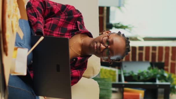 Pionowe Wideo Uśmiechnięta Dziewczyna Pomocą Laptopa Przed Telewizją Domu Korzystających — Wideo stockowe