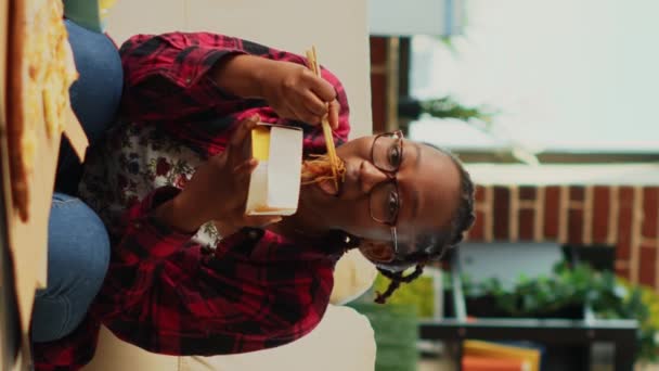 Vertikales Video Modernes Mädchen Isst Hause Pommes Mit Cheeseburger Genießt — Stockvideo