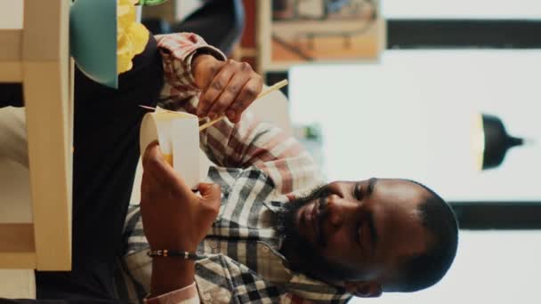 Video Vertical Tip Fericit Mănâncă Tăiței Bețișoare Acasă Bucurându Mâncare — Videoclip de stoc