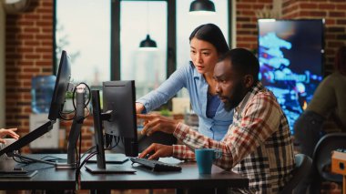 Afrika kökenli Amerikalı ve Asyalı insanlar bilgisayar üzerinde basit yazılımlar kullanarak mühendislik bilgisi oluşturmak için takım çalışması yapıyorlar. Yaratıcı elektronik 3D geliştirme üzerinde çalışan çeşitli meslektaşlar.