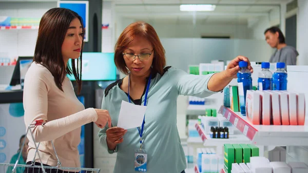 Ahli Farmasi Muda Membaca Kertas Resep Farmasi Untuk Memberikan Obat — Stok Foto