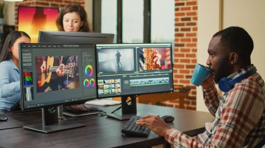 Dijital görüntü editörü çoklu monitör çalışma istasyonunda video üretimi üzerinde çalışıyor, profesyonel içerik yaratıyor. Film veya film montajını düzenlemek için görüntü düzenleme yazılımı kullanan video düzenleme sanatçısı.