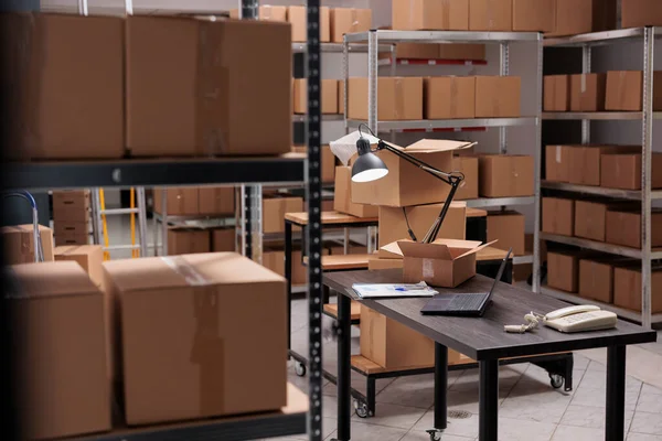 Empty Huge Distribution Storehouse Logistic Center High Shelves Full Cardboard — Stock Photo, Image