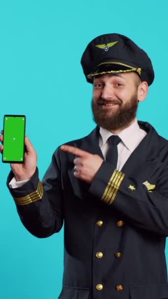 Vidéo Verticale Capitaine Équipage Positif Montrant Téléphone Avec Écran Vert — Video