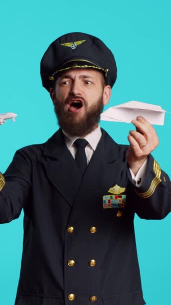 Vertikales Video Airline Pilot Spielt Mit Papier Und Mini Flugzeug — Stockvideo