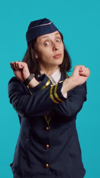 垂直视频 年轻的空姐做X形手势并表示不赞成 说不与拒绝或拒绝的标志的手 表示不同意和拒绝的女客机 — 图库视频影像