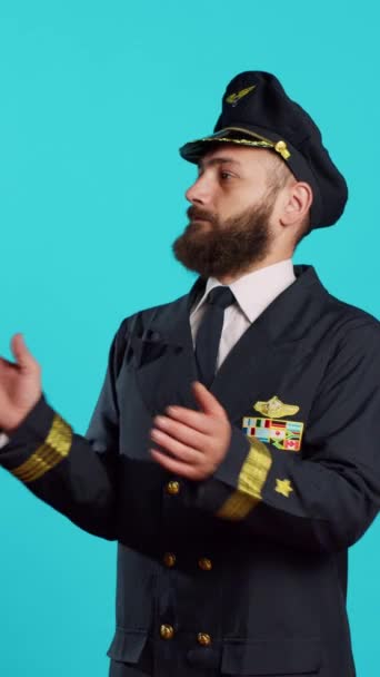 Κάθετο Βίντεο Αρσενικός Αεροπόρος Χειροκροτεί Και Επευφημεί Στην Κάμερα Λέγοντας — Αρχείο Βίντεο