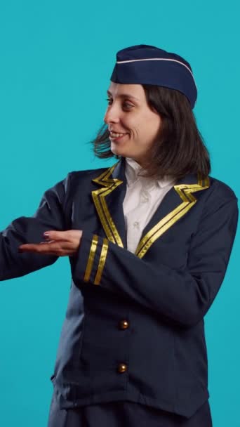 Вертикальне Відео Усміхнена Стюардеса Демонструє Штучну Плоску Іграшку Відчуваючи Впевненість — стокове відео