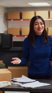 Dikey video: İnternet promosyon vlog 'u kaydeden bir grup çalışan, teleskopçuluk ve iş geliştirme için pazarlama reklamı çekiyor. Gençler sosyal medyada yayın platformunu