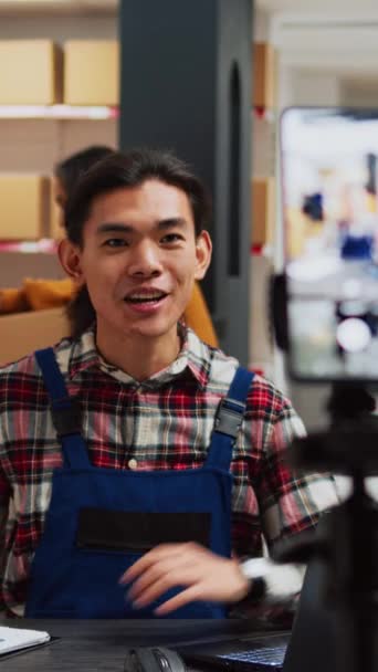 Κάθετη Βίντεο Άνδρας Εργαζόμενος Κινηματογραφεί Βίντεο Προώθησης Στην Αποθήκη Χρησιμοποιώντας — Αρχείο Βίντεο