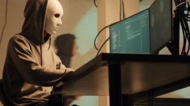 Anonim hackerlar hükümet sunucusuna girmeye çalışıyorlar. Fidye istemek için casusluk konseptini kullanıyorlar. Hacktivizm yapan insanlar. Casuslar siber zorbalıktan yararlanmak için veri çalıyorlar. El kamerasıyla..