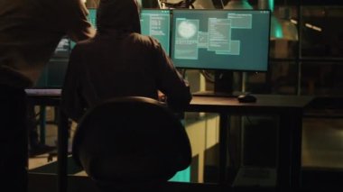 Beyaz maskeli hackerlar doğrudan hükümet sisteminden şifreleri çalmak için şebekeyi hackliyor, siber saldırı. Web yazılımına girmek için bilgisayar kötü amaçlı yazılım kullanan maskeli sanal casuslar.