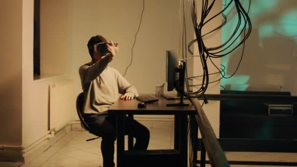 Junge Qualifizierte Diebe Arbeiten Mit Brille Firewall Verschlüsselung Hacken Mit — Stockvideo