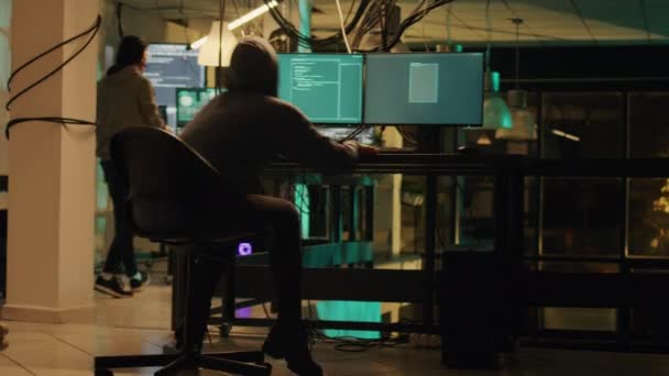 Kobieta Haker Planuje Phishing Szpiegostwo Nocy Próbując Złamać Zaporę Serwerową — Wideo stockowe