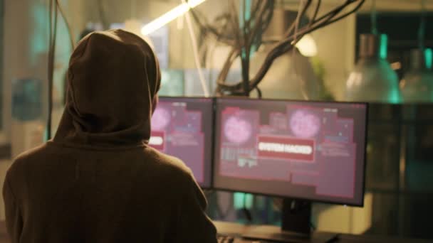 Diversas Personas Aplaudiendo Joven Hacker Sobre Éxito Guerra Cibernética Celebrando — Vídeo de stock