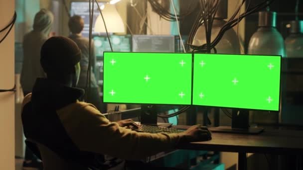 Таинственный Преступник Использует Зеленый Экран Взлома Веб Сети Планируя Фишинговую — стоковое видео