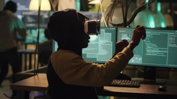 Cyber Εγκληματίας Χρησιμοποιώντας Εικονική Πραγματικότητα Haeadset Χαράξει Τείχος Προστασίας Του — Αρχείο Βίντεο