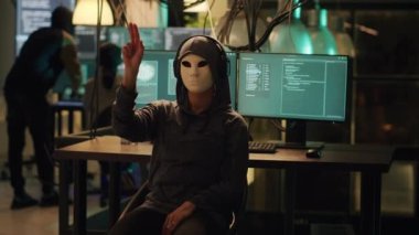 İsimsiz maskeli kadın hacker güvenlik duvarı şifrelemesini kırmak için hologram kullanıyor. Holografik yasa dışı hackleme konsepti. Maskeli tehlikeli hırsız sistemi hacklemek için artırılmış gerçekliği kullanıyor..