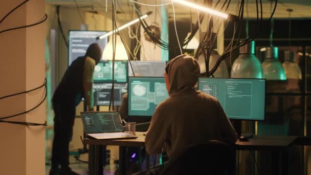 スパイチームの時間経過は ファイアウォール暗号化をクラックするためにマルウェアやトロイの木馬ウイルスを使用して 暗号化ジャックやサイバー攻撃を計画しています 高速転送速度でコンピュータシステムをハッキング犯罪者 — ストック動画