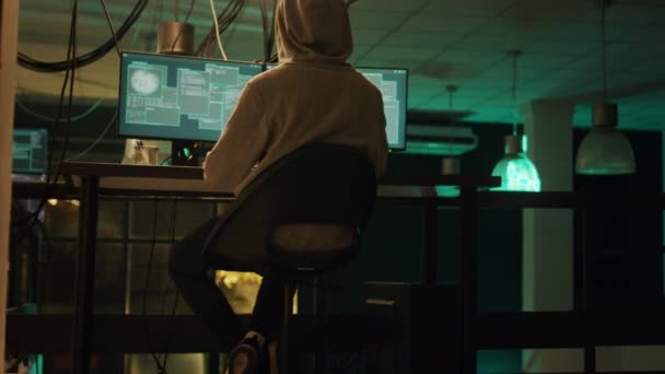 Equipo Hackers Aplaudiendo Joven Ladrón Sobre Éxito Del Hacktivismo Celebrando — Vídeo de stock