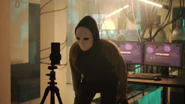 Mężczyzna Szpieg Masce Anonoymous Nagrywa Wideo Groźbami Żywo Prosząc Ransomware — Wideo stockowe