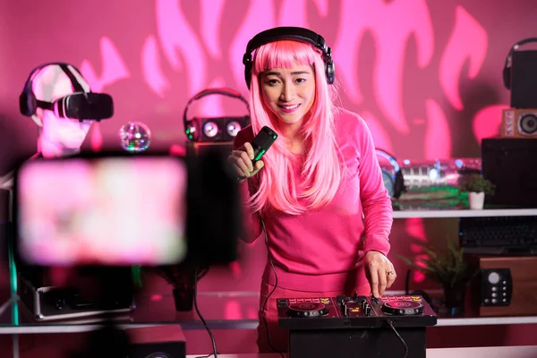 Aziatische Kunstenaar Spelen Techno Lied Mixer Console Tijdens Het Opnemen — Stockfoto