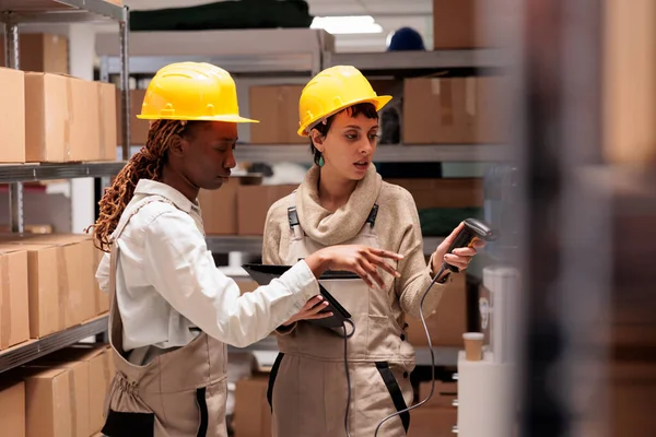 Diverse Woman Storehouse Managers Scanning Parcels Stock Monitoring Warehouse Workers — 스톡 사진