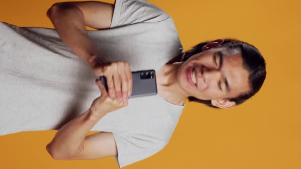 Dikey Video Komik Kaygısız Adam Kamerada Şarkı Söylüyor Akıllı Telefonu — Stok video