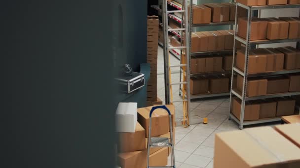 オフィスデスクスペースと棚付きの空の倉庫 商品や顧客に商品を出荷するために使用されるストレージルーム 製品を出荷するためのスタートアップ開発計画 株式分配 — ストック動画