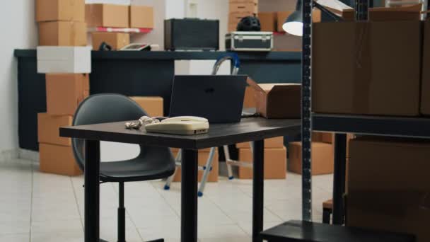 Lagerraum Mit Schreibtisch Für Lagerbestände Und Versand Von Warenbestellungen Kunden — Stockvideo