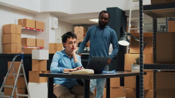 Entrepreneurs Team Working Stock Shipping Laptop Preparing Order Cardboard Package — Vídeo de Stock