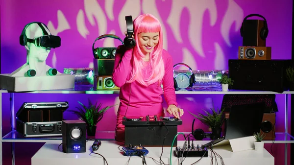 Glimlachende Artiest Die Techno Muziek Speelt Een Professionele Mixer Tijdens — Stockfoto
