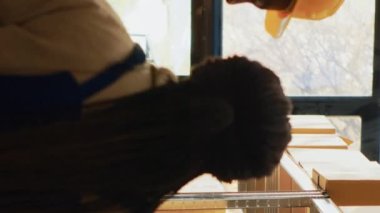 Dikey video: Ürün envanteri üzerinde çalışan insanlar, barkodları tarayıcı ve tabletle tarıyorlar. Depoda çalışanlar ürünleri ve malları kontrol ediyor..