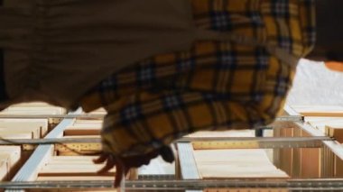 Dikey video: Afro-Amerikalı erkekler lojistik malzemeleri tarayıcı ve dijital tabletle hazırlıyor, barkodları raflarda tarıyorlar. İnsanlar depo çantalarıyla stok sayımı yapıyor..