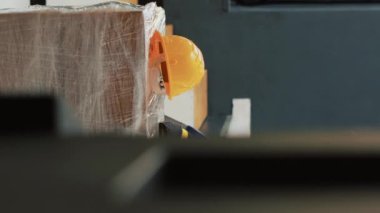 Dikey video: Raflarda ve raflarda kutular, büyük kaplar ve nakliye ve sipariş için hazırlanmış karton paketler olan boş depo. Malı olan depo ya da depo odası.